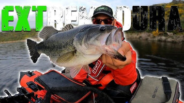 Mejores sitios para pescar Black Bass en Extremadura, con un gran pez Black Bass en un embalse.